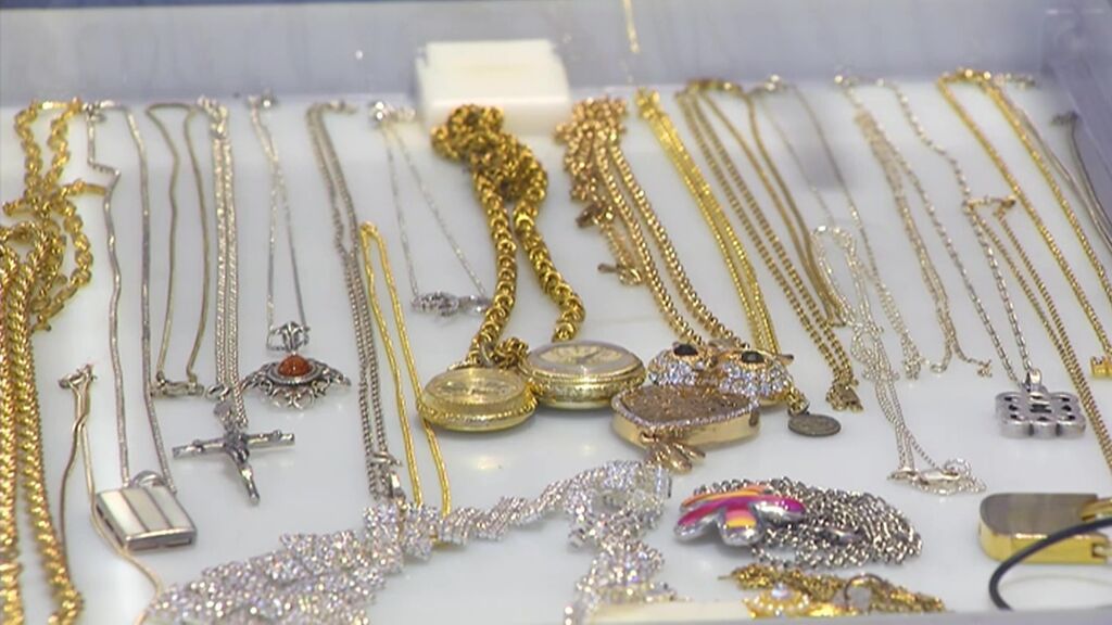 La policía busca a los dueños de decenas de joyas robadas en Valencia: podrían recuperarlas