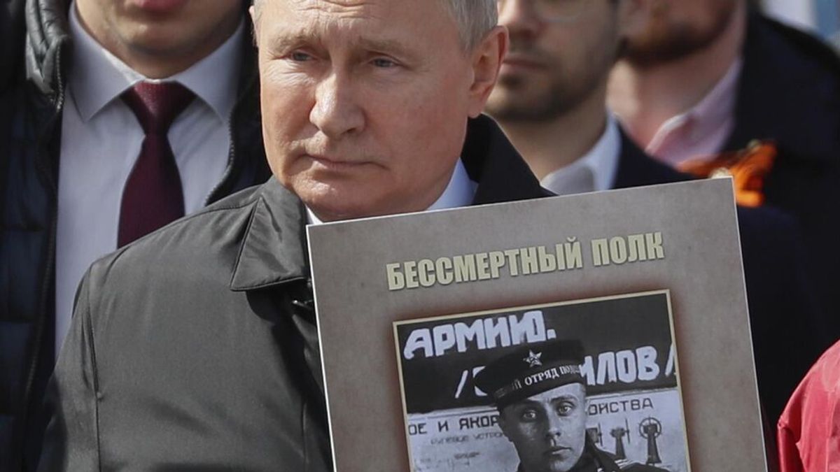 Putin marcha por los caídos en la Segunda Guerra Mundial con un retrato de su padre Putin marcha por los caídos en la Segunda Guerra Mundial con un retrato de su padre