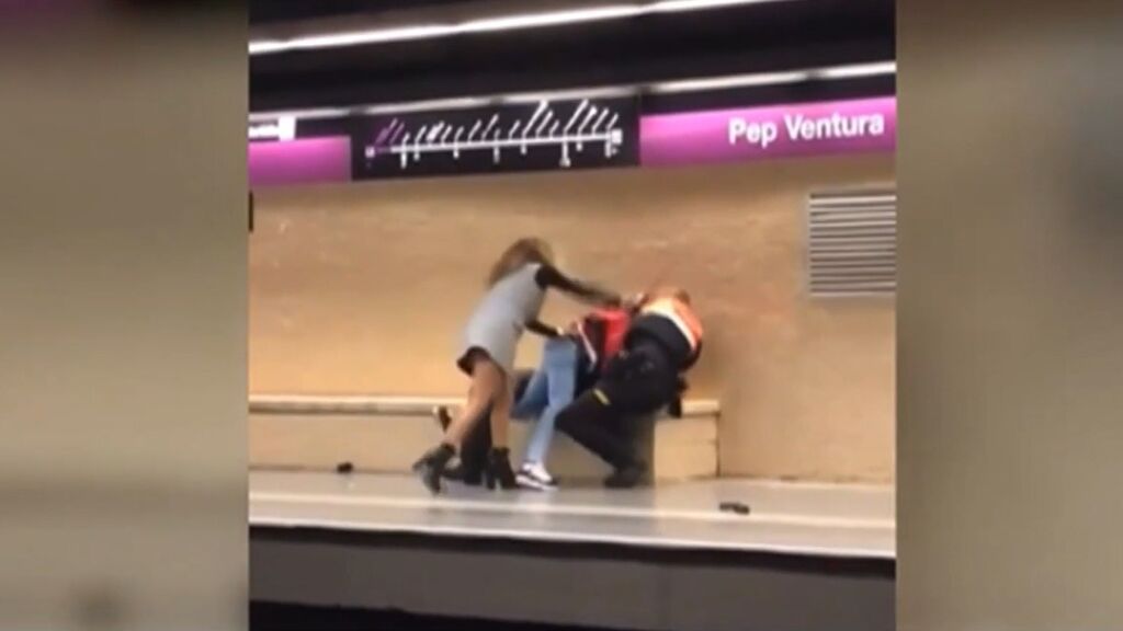 Detenida una mujer por quitarle la porra a un vigilante de metro y golpearle con ella en Barcelona