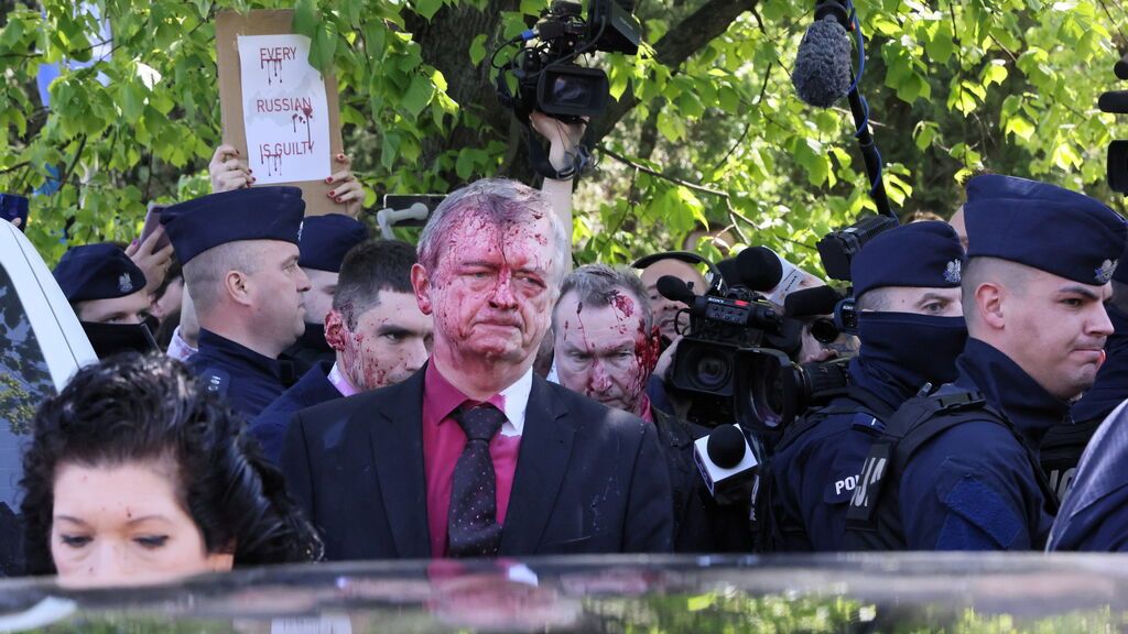 Atacan con pintura roja al embajador ruso en Polonia en un acto por el Día de la Victoria