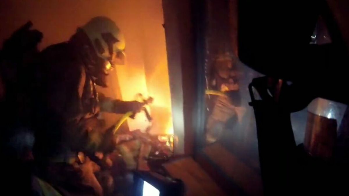 Incendio en un edificio de cuatro plantas en Sevilla Incendio en un edificio de cuatro plantas en Sevilla