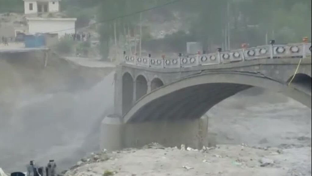Un puente colapsa en Pakistán por el deshielo del glaciar Shisper tras una ola de calor extrema