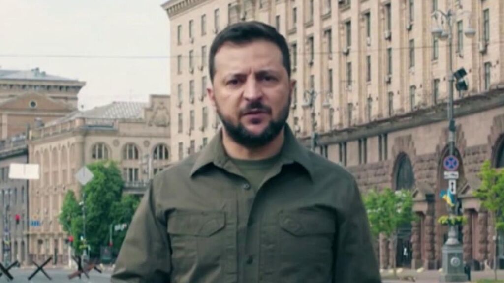 Zelenski planta cara a Putin paseando solo por Kiev en el Día de la Victoria: “Venceremos a las hordas nazis rusas”