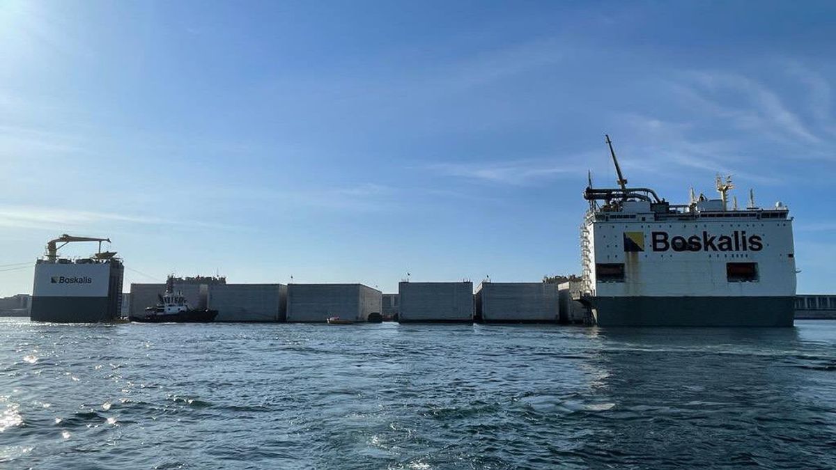 Maniobra récord del buque semisumergible más grande del mundo en el Puerto Exterior de A Coruña