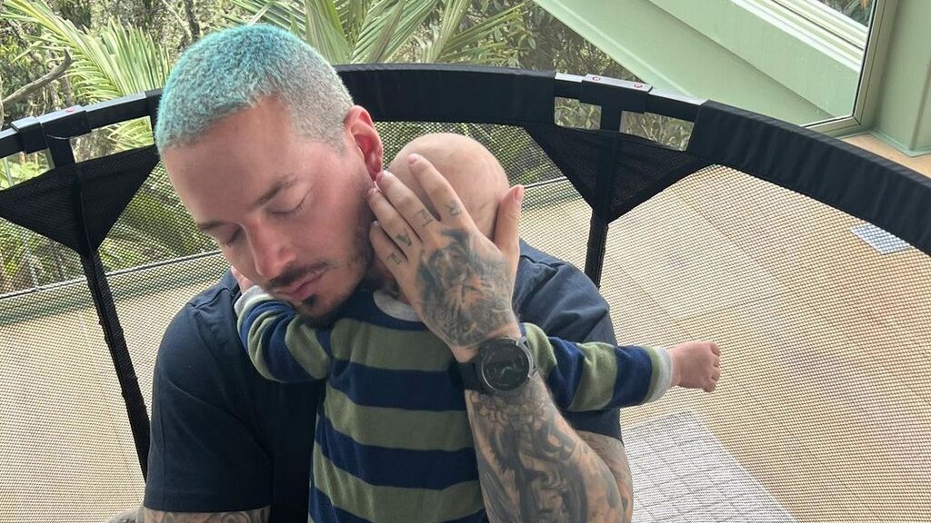 J Balvin muestra por primera vez el rostro de su hijo Río en redes sociales