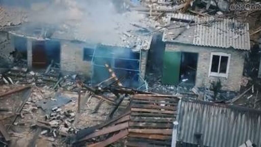 Zelenski confirma la muerte de 60 civiles en una escuela refugio en Lugansk tras un bombardeo ruso