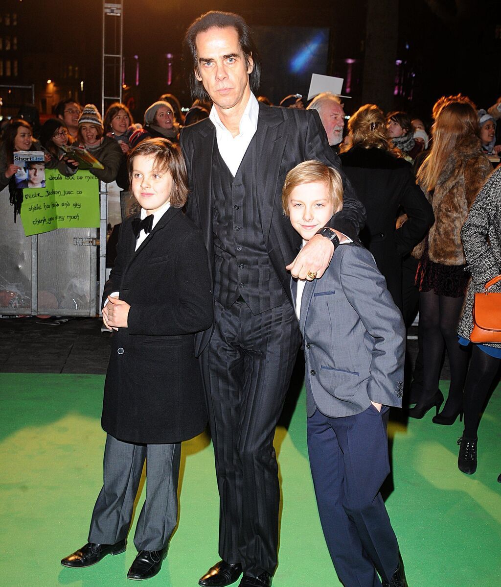Nick Cave con sus hijos Luke y Jethro en el estreno británico de El Hobbit: Un viaje inesperado en Londres.