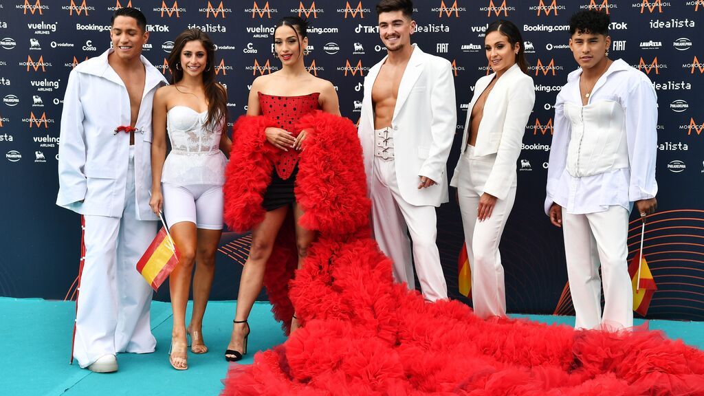 Chanel, con sus bailarines en la alfombra turquesa de Eurovisión