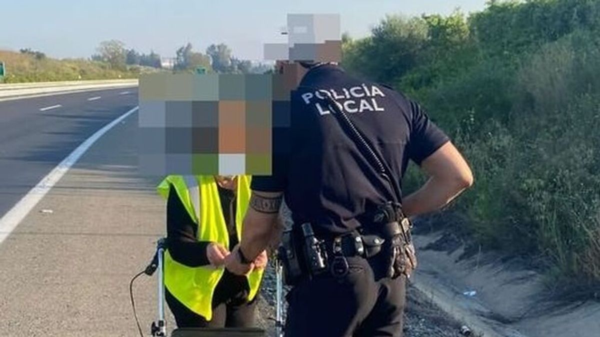 Socorren a una anciana que deambulaba con un andador por una autopista de Huelva Socorren a una anciana que deambulaba con un andador por una autopista de Huelva