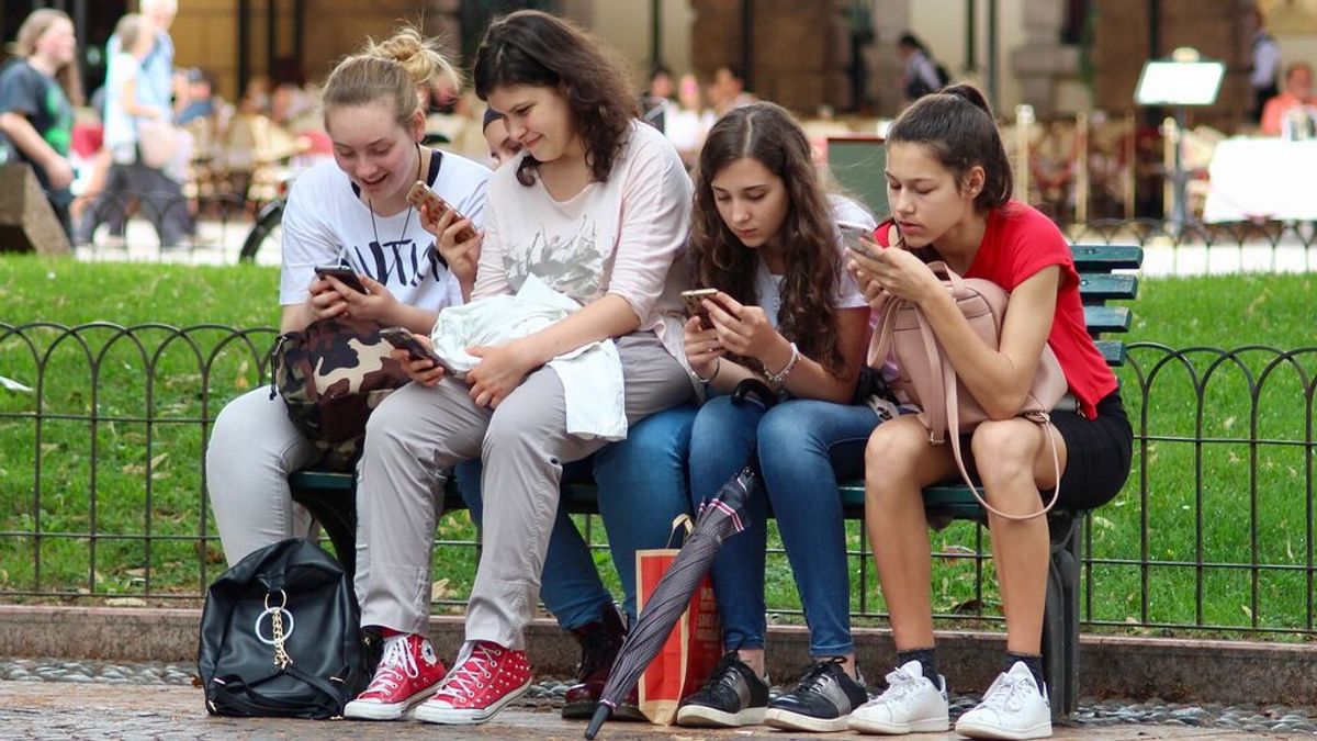 Presión estética e hipersexualización: efectos de las pantallas en las adolescentes Presión estética e hipersexualización: efectos de las pantallas en las adolescentes