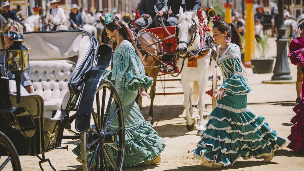 La joven que fue intimidada en la Feria de Jerez se defiende de los insultos que ha recibido en las redes: "Que vuelvan a llamarme víctima" La joven que fue intimidada en la Feria de Jerez se defiende de los insultos que ha recibido en las redes: "Que vuelvan a llamarme víctima"