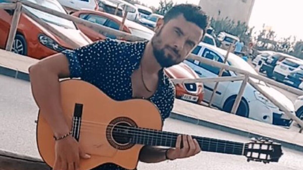 Roban la guitarra al artista Juanma Peña en la feria de Jerez: "Es mi forma de vida” Roban la guitarra al artista Juanma Peña en la feria de Jerez: "Es mi forma de vida”