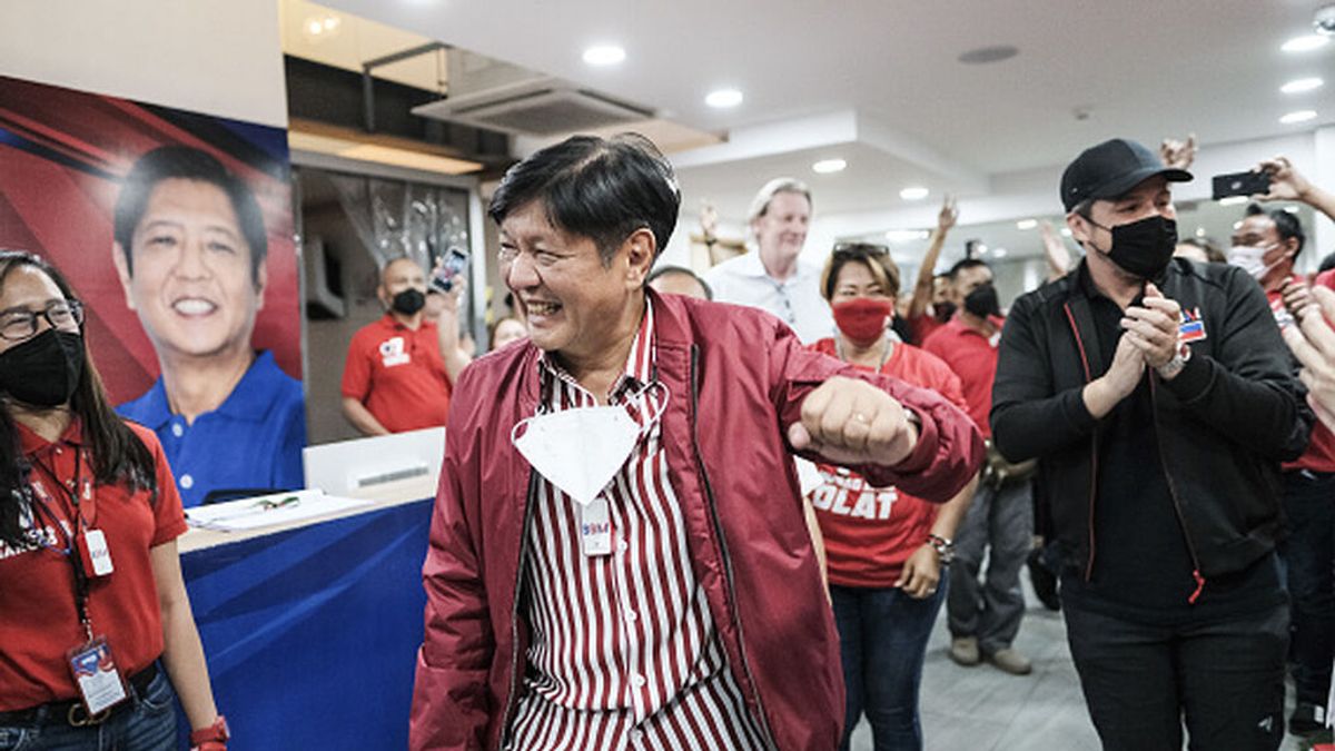 El hijo del exdictador Marcos gana las elecciones presidenciales en Filipinas según todos los sondeos El hijo del exdictador Marcos gana las elecciones presidenciales en Filipinas según todos los sondeos