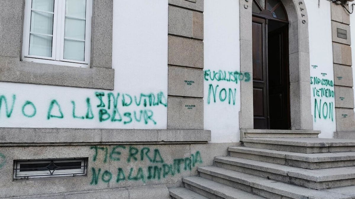 “No a la industria basura”: Pintadas en el ayuntamiento de Palas de Rei contra la fábrica de Altri