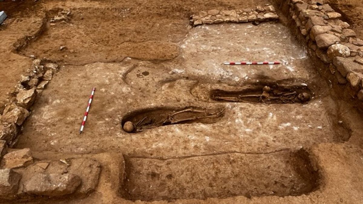 Descubren dos esqueletos de época romana durante las obras de urbanización de Can Batlló de Barcelona Descubren dos esqueletos de época romana durante las obras de urbanización de Can Batlló de Barcelona