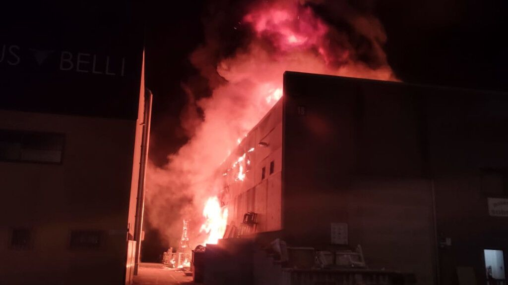 Un incendio calcina de madrugada una nave industrial en Bueu