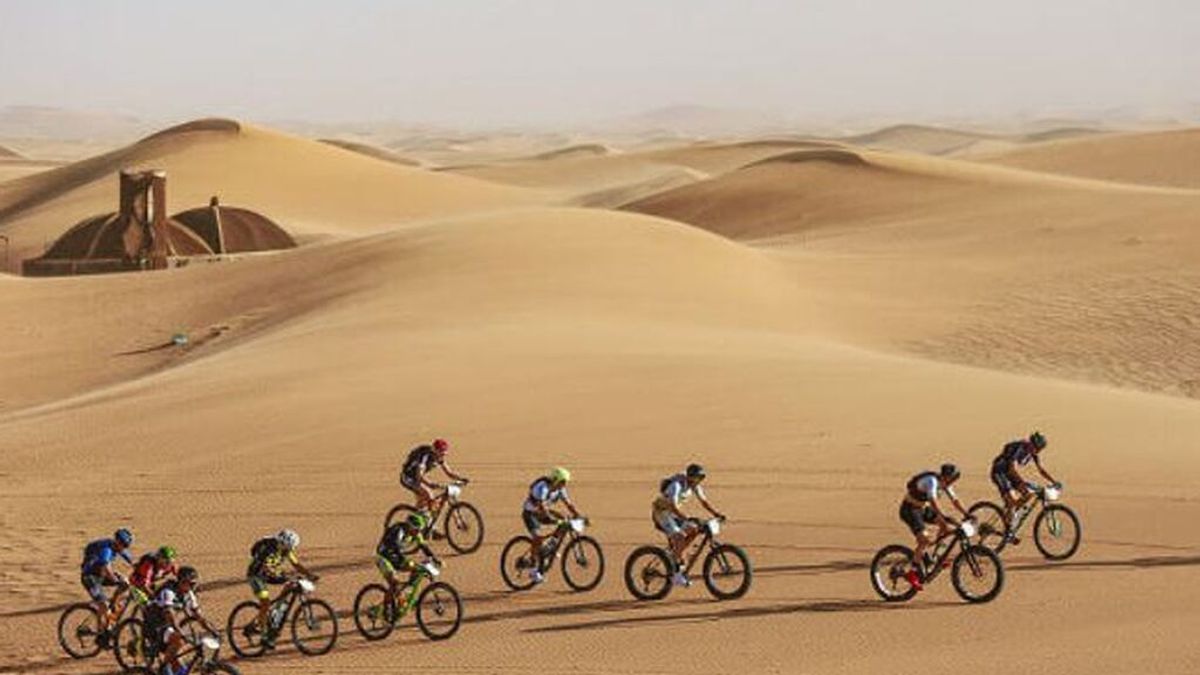 Muere el ciclista español Ernesto Escolano en la Titan Desert tras ser atendido de un fallo cardíaco