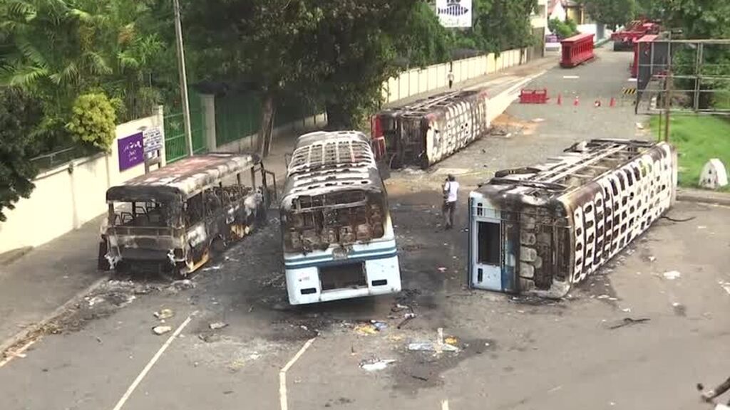 El dimitido primer ministro de Sri Lanka es evacuado después de que una turba intentara asaltar su vivienda