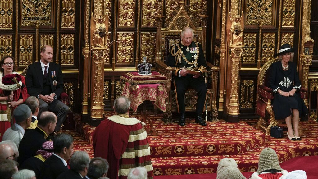 El príncipe Carlos sustituye por primera vez a Isabel II en la apertura del Parlamento británico