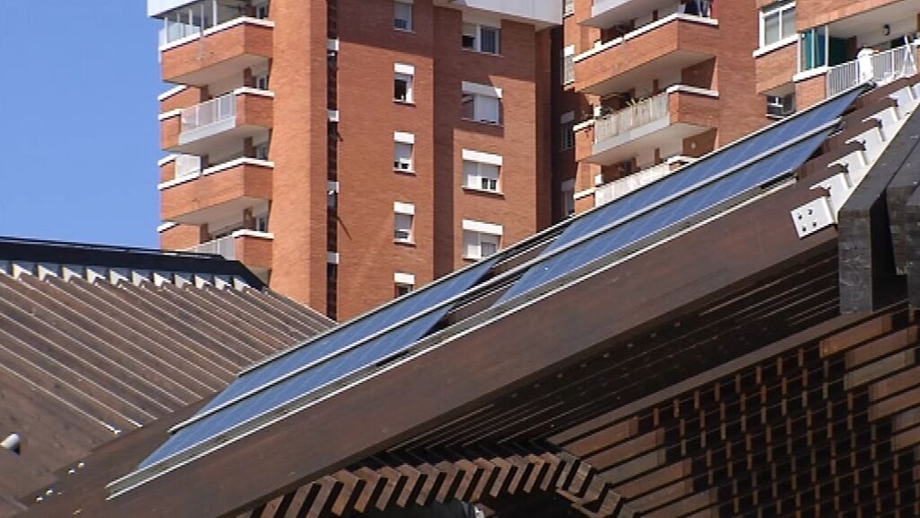 Barcelona suministrará energía solar a familias vulnerables procedente de pérgolas fotovoltaicas