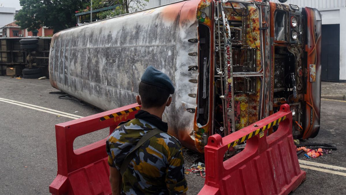 Sri Lanka ordena disparar para frenar los disturbios que provocaron la dimisión del primer ministro Sri Lanka ordena disparar para frenar los disturbios que provocaron la dimisión del primer ministro