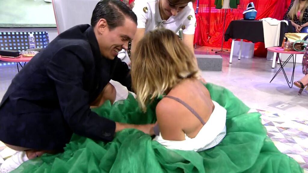María Patiño le coge prestado el vestido a José Perea y se quita la ropa para ponérselo en directo: su desfile
