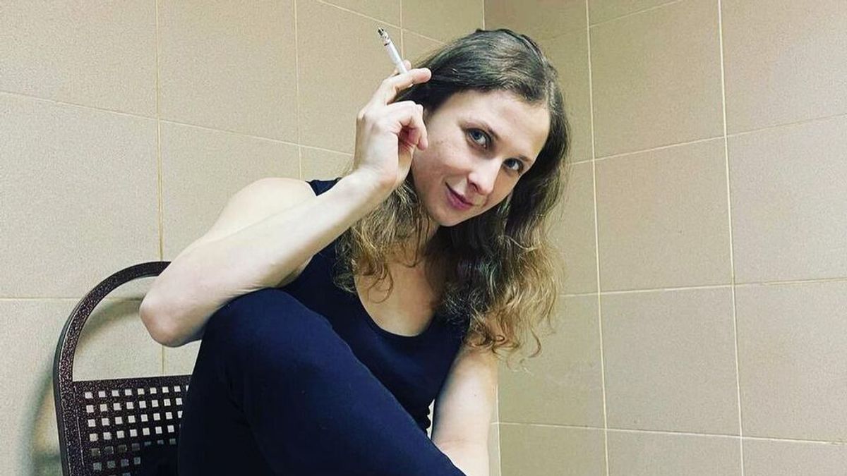 Masha, una de las componentes del grupo antiPutin Pussy Riot que ha huido de Rusia disfrazada de rider