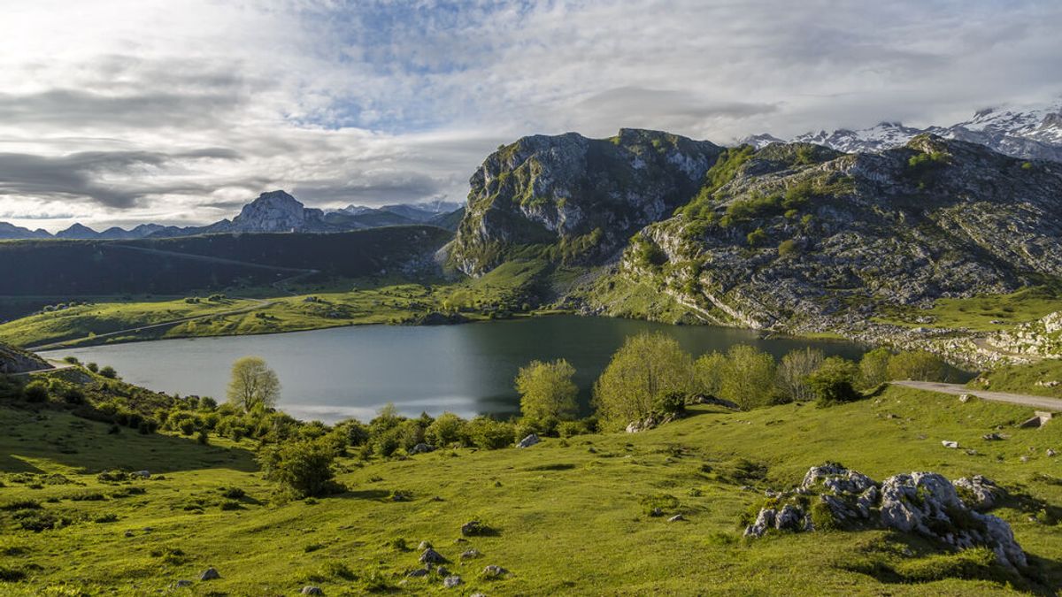 Junto al mar o en plena montaña: estas son las mejores rutas por lagos y embalses de España