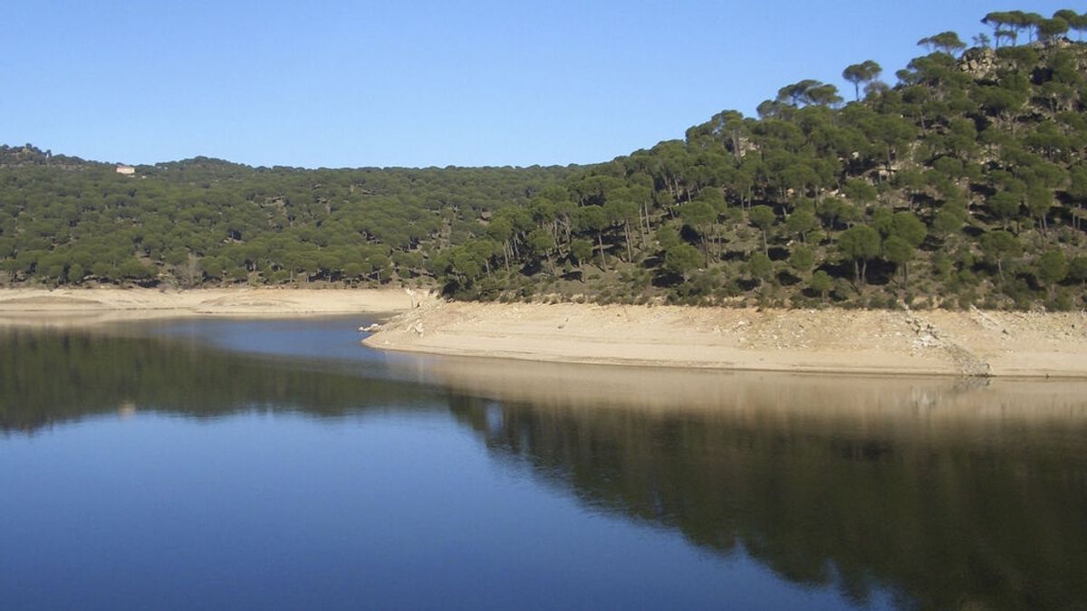 Madrid tiene playa y luce de nuevo su bandera azul: así es el pantano de San Juan Madrid tiene playa y luce de nuevo su bandera azul: así es el pantano de San Juan