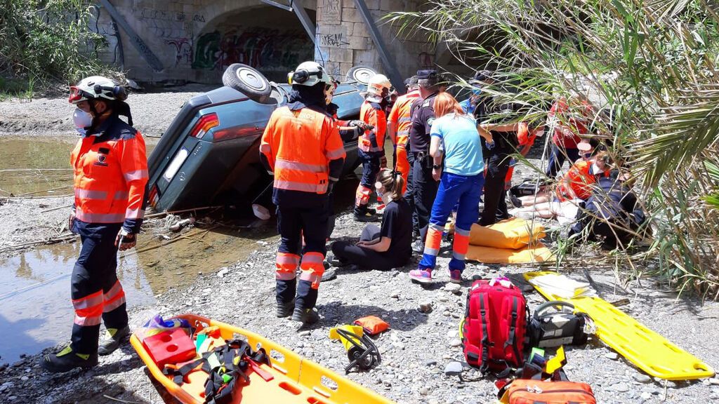 Cuatro heridos al caer un coche por un puente del paseo marítimo de Estepona