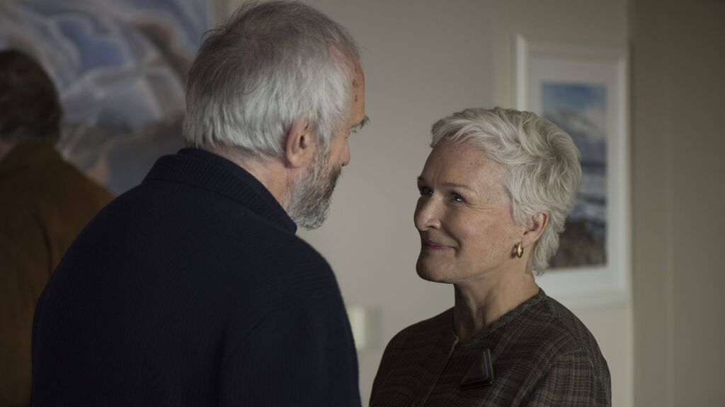 El actor Jonathan Pryce junto a Glenn Close en un fotograma de The Wife.