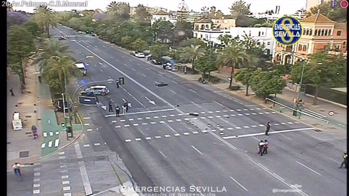 Muere un motorista en un accidente en Sevilla que obliga a cortar el tráfico en una de sus principales avenidas