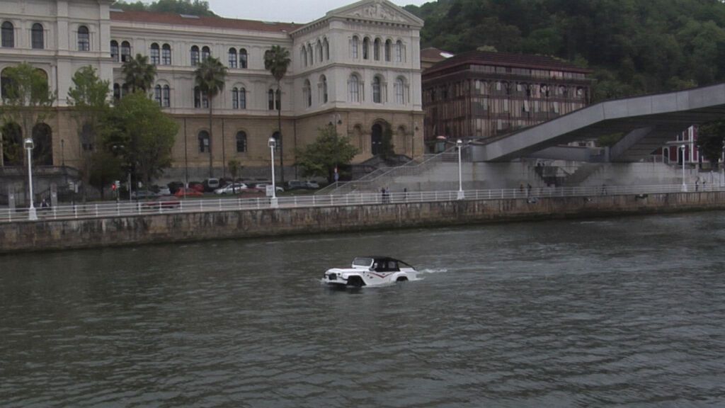 El coche anfibio a su paso por la Universidad de Deusto.