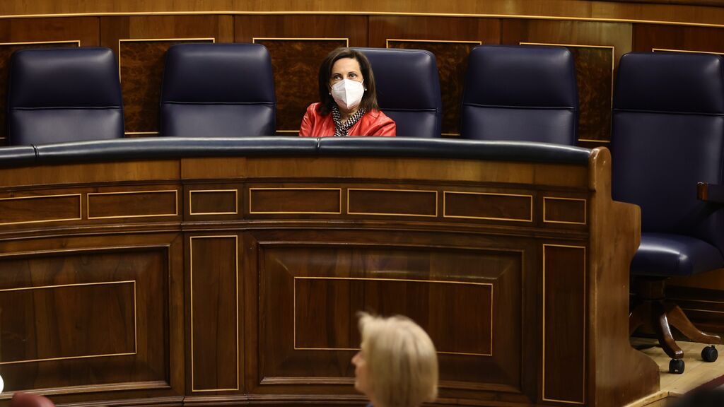 La ministra de Defensa, en el banco azul durante la sesión de control