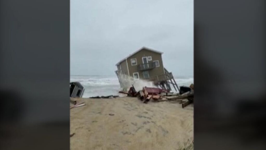 El momento en el que una casa es arrastrada por el mar en Estados Unidos