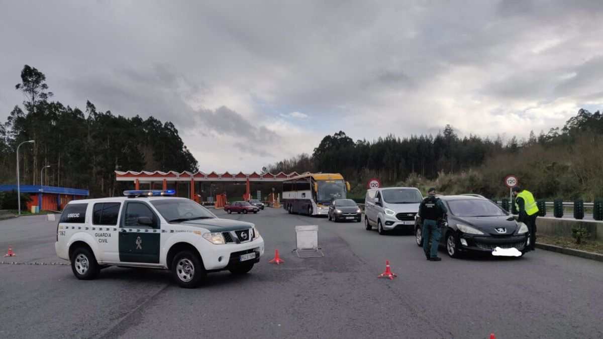 Da la vuelta en el peaje para no pagar y circula 25 kilómetros en sentido contrario por la AP-9 Da la vuelta en el peaje para no pagar y circula 25 kilómetros en sentido contrario por la AP-9