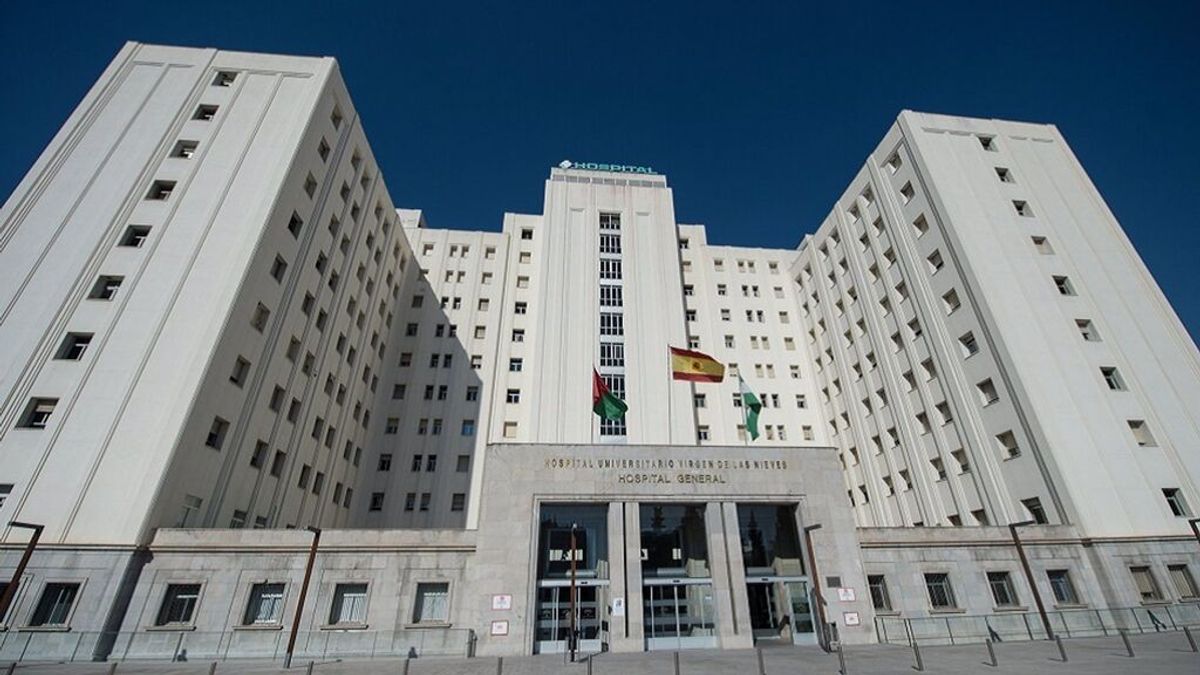 Herida grave una joven de 25 años tras caerle una cornisa desde un tercer piso en Granada Herida grave una joven de 25 años tras caerle una cornisa desde un tercer piso en Granada
