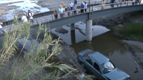 Un coche cae por un puente al atropellar a dos personas en Estepona