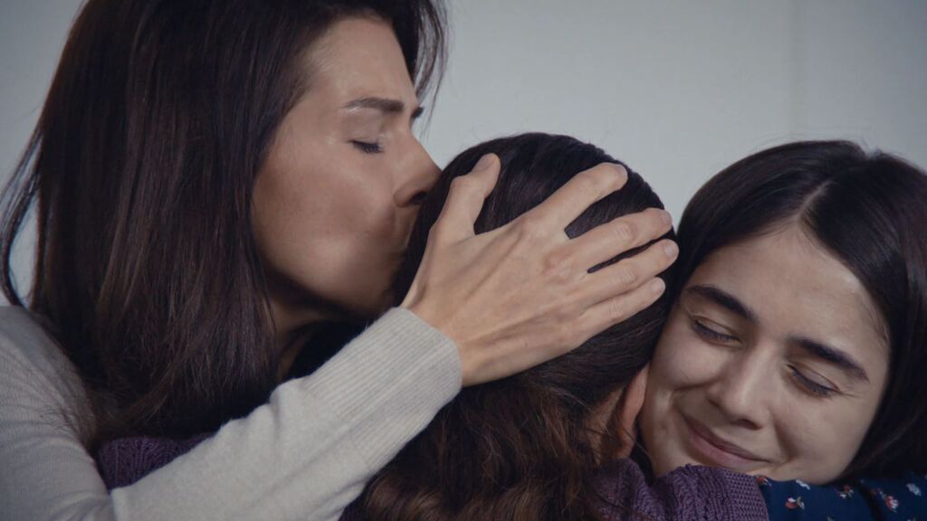 Elif visita a su madre en la cárcel
