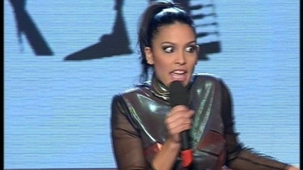 Lorena Castell cantando 'Piensa en gay' en la preselección española de Eurovisión