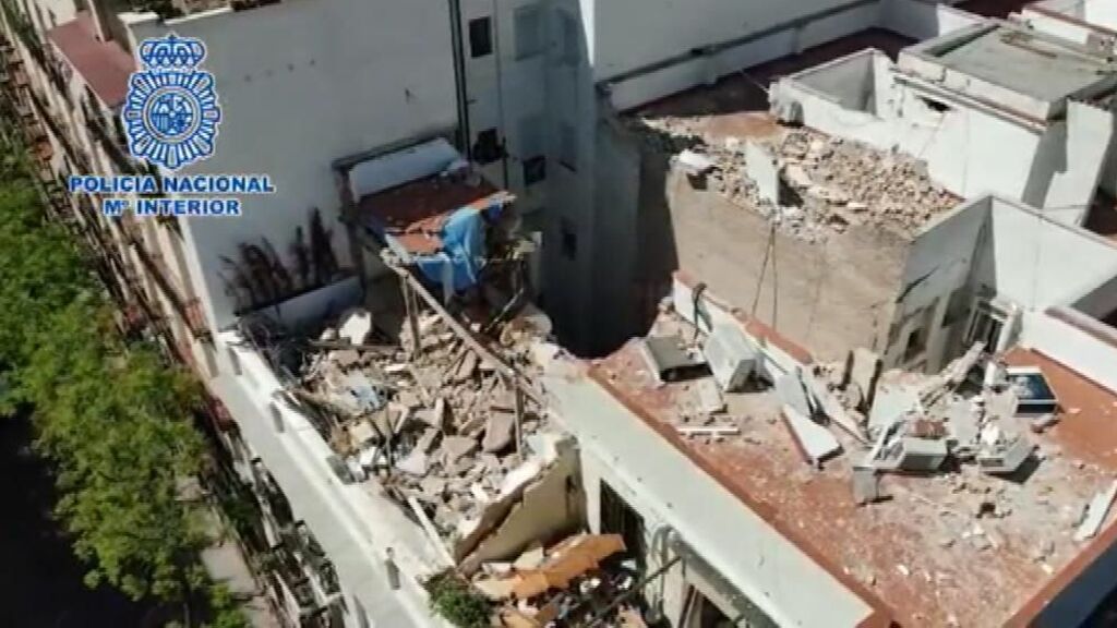 Un dron de la Policía graba cómo ha quedado el edificio en el que murieron dos personas tras una explosión en Madrid