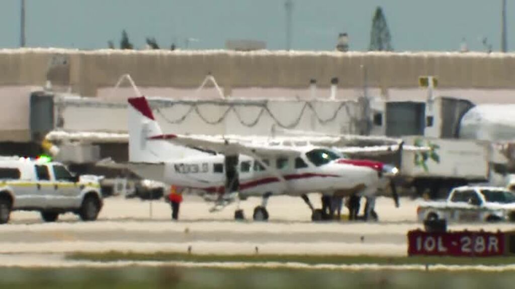 Un pasajero aterriza con éxito una avioneta en Florida tras la indisposición del piloto