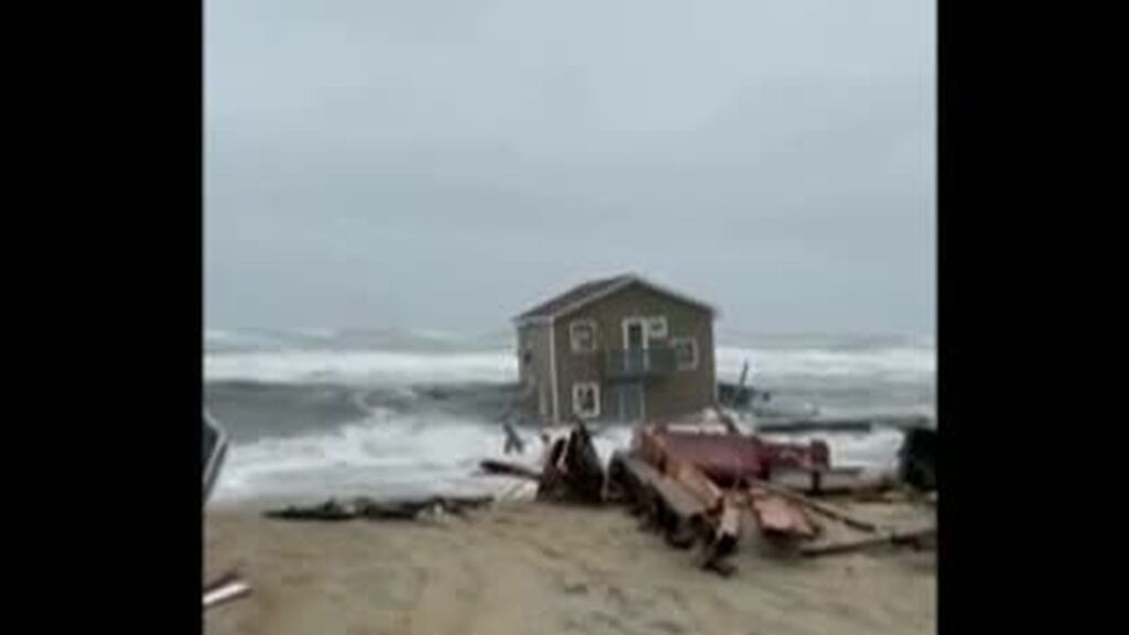 Las fuertes olas arrastran hacia el mar una casa en la costa de Carolina del Norte, Estados Unidos