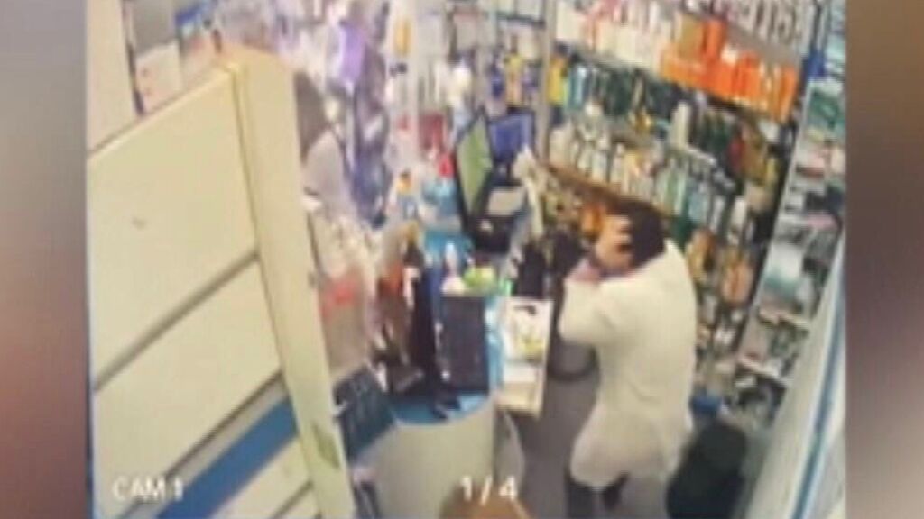 Vídeos de una farmacia que captan el momento de la explosión en un edificio de Madrid