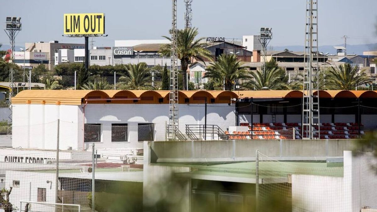 El Valencia C.F. pide la retirada del cartel contra Peter Lim instalado junto a la Ciudad Deportiva de Paterna