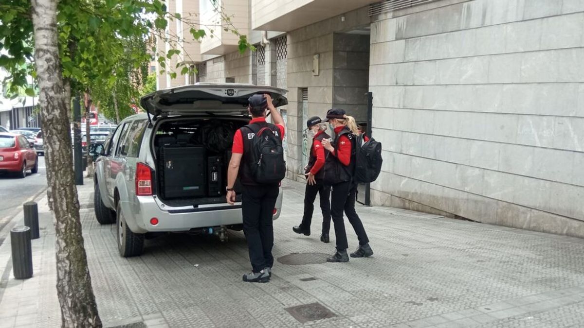 Registran en busca de pruebas el piso de una de las posibles víctimas del asesino de gais en Bilbao Registran en busca de pruebas el piso de una de las posibles víctimas del asesino de gais en Bilbao
