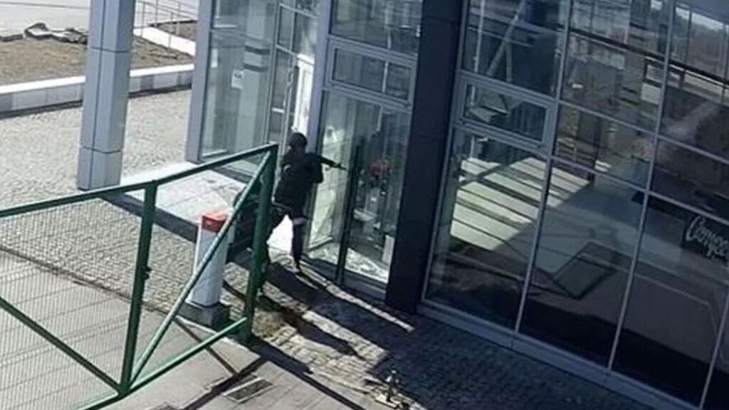 Un vídeo muestra a soldados rusos ametrallando por la espalda a dos civiles en Kiev
