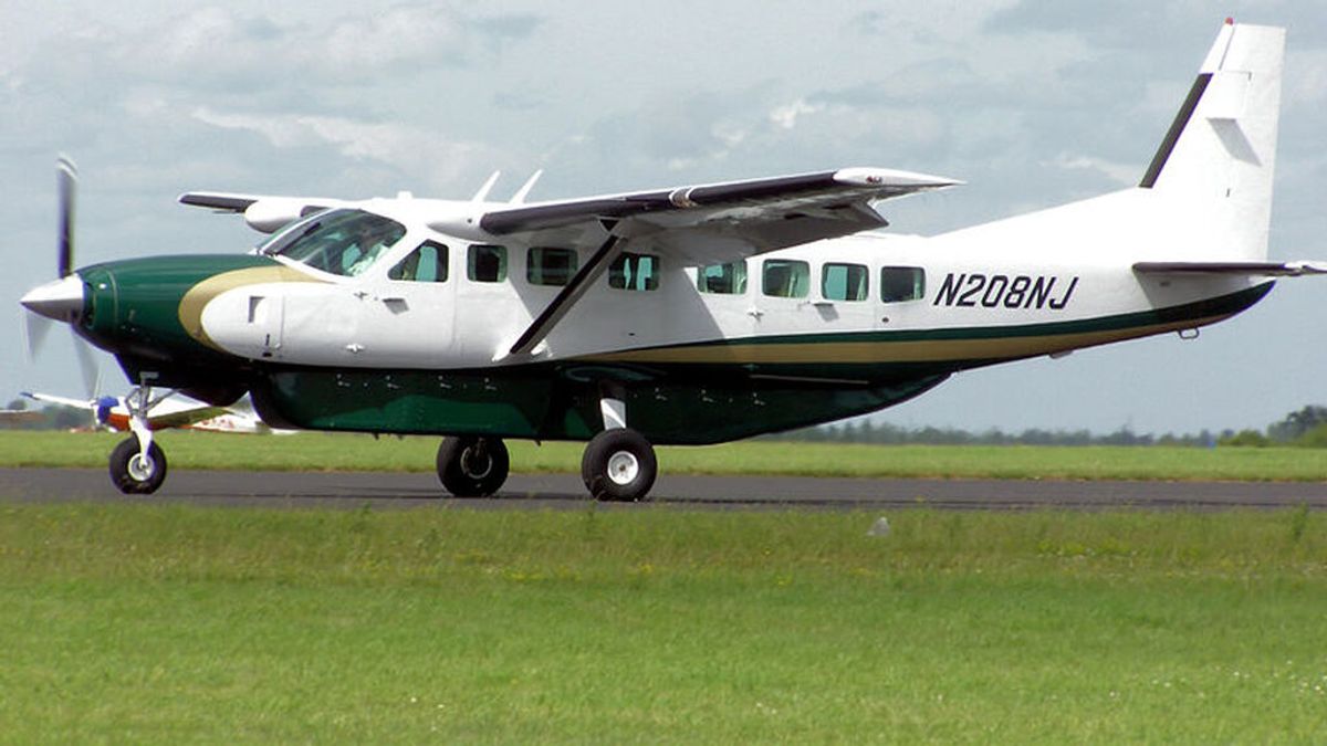 Un pasajero sin experiencia logra aterrizar un avión tras una indisposición del piloto Un pasajero sin experiencia logra aterrizar un avión tras una indisposición del piloto