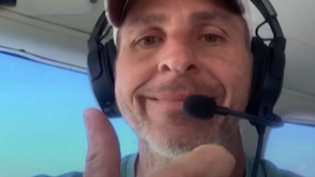 Un pasajero sin experiencia logra aterrizar un avión en Florida después de que el piloto se desmayara