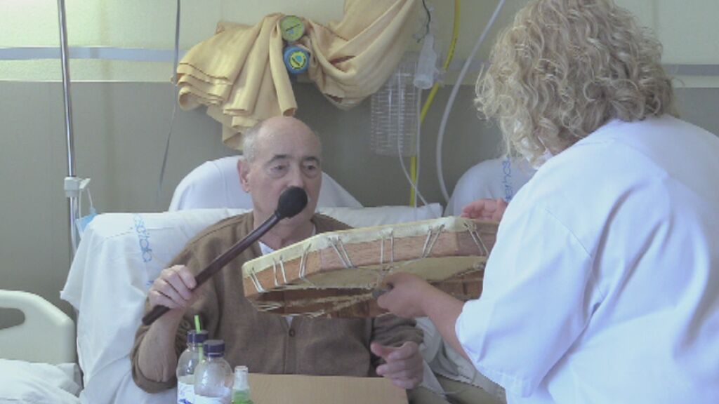 El Hospital de Calella trata con musicoterapia a pacientes en curas paliativas: "La música entra directa en vena"